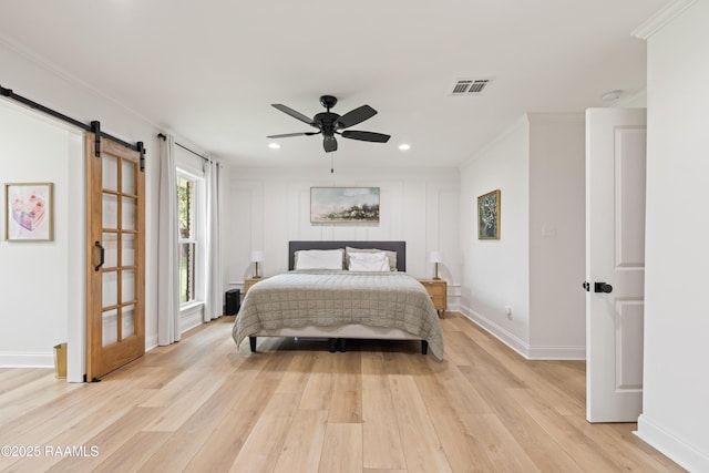 436 Brentwood Blvd, Lafayette, LA 70503 - bedroom featuring light wood-type flooring, recessed lighting, baseboards, a barn door, and crown molding