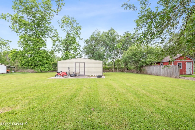 view of yard featuring an outdoor structure and a storage shed