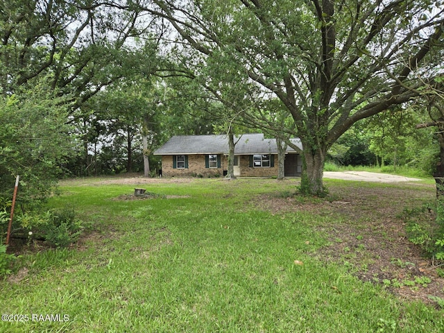 single story home with a front yard