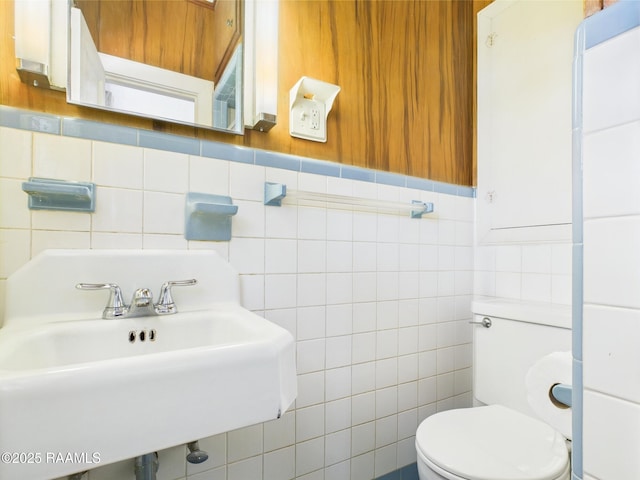1635 Myrtle Pl, Lafayette, LA 70506 - half bathroom featuring a sink, tile walls, and toilet