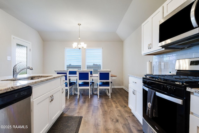 7014 Acacia Lake Dr, Maurice, LA 70555 - kitchen featuring stainless steel appliances, a sink, a chandelier, tasteful backsplash, and vaulted ceiling