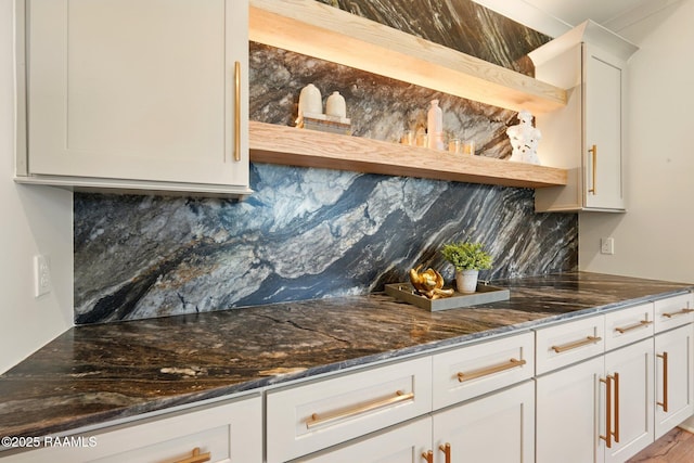 108 Meadowbrook Dr, Broussard, LA 70518 - bar area with tasteful backsplash