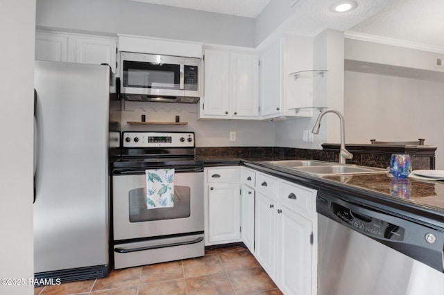 1304 E Bayou Pkwy Unit 4A, Lafayette, LA 70508 - kitchen featuring stainless steel appliances, a sink, white cabinetry, crown molding, and light tile patterned floors