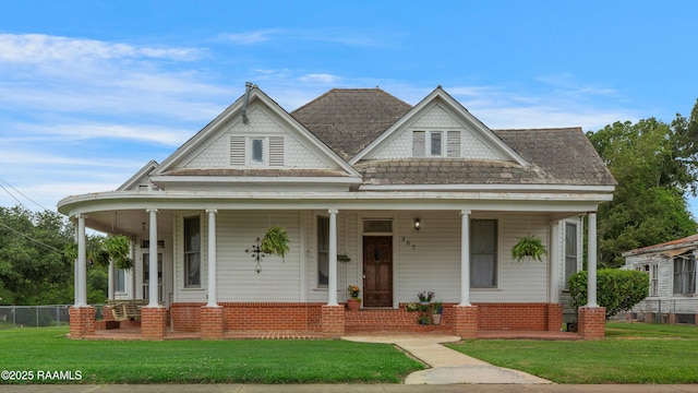 307 N Market St, Opelousas, LA 70570 - view of front facade with a porch
