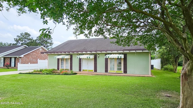 113 Jeanne St, Eunice, LA 70535 - view of front of home featuring roof with shingles, stucco siding, and concrete driveway