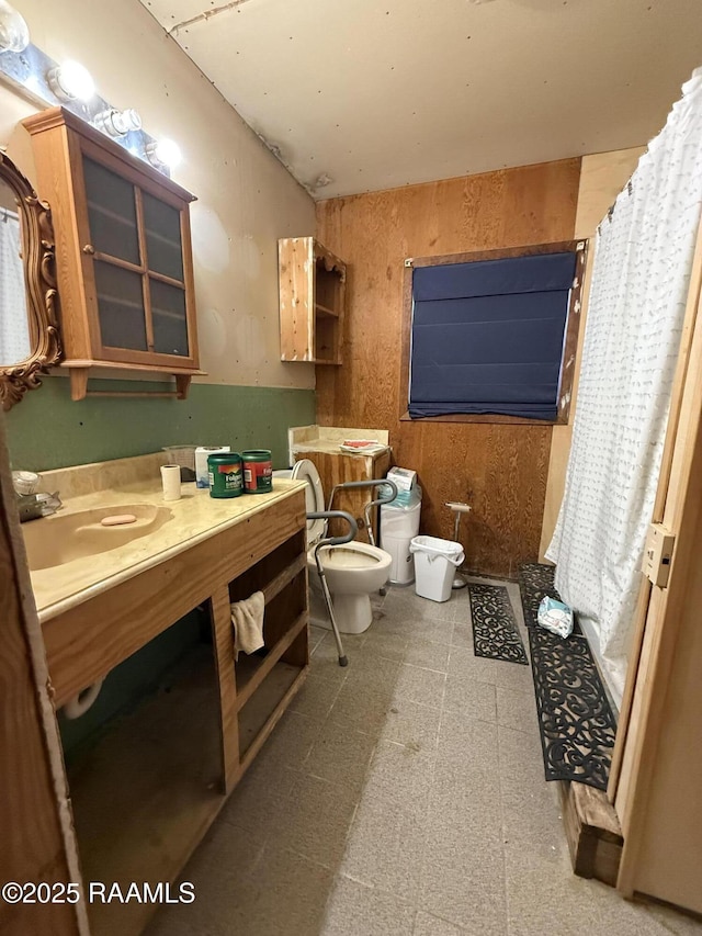 2015 Cummings St, Opelousas, LA 70570 - full bathroom featuring vanity, toilet, a bidet, tile patterned floors, and curtained shower