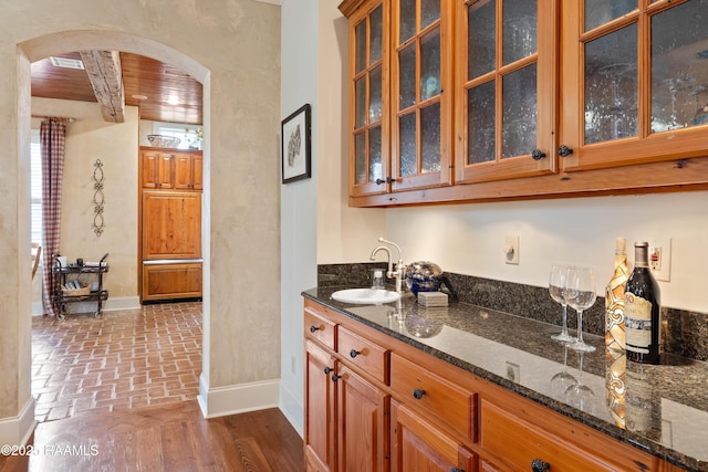 103 Masterspoint Dr, Broussard, LA 70518 - indoor wet bar with arched walkways, baseboards, and wooden ceiling