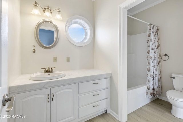 3785 Lake Breeze Rd, Lake Charles, LA 70605 - bathroom featuring toilet, vanity, wood finished floors, shower / tub combo with curtain, and baseboards