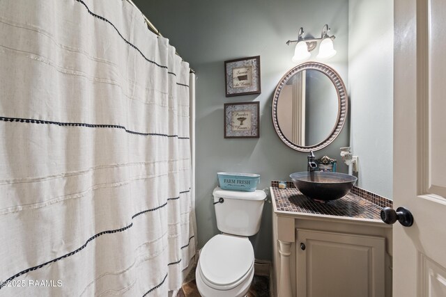 124 Edmund Ln, Eunice, LA 70535 - bathroom featuring vanity, toilet, and a shower with shower curtain