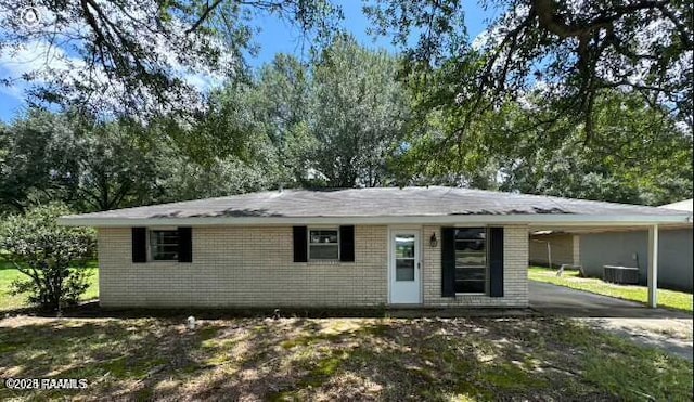 650 Juanita St, Eunice, LA 70535 - ranch-style house featuring an attached carport, brick siding, and driveway
