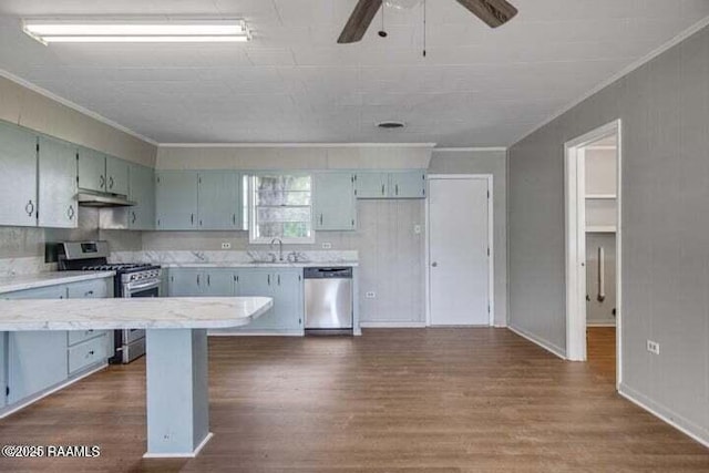 650 Juanita St, Eunice, LA 70535 - kitchen with stainless steel appliances, under cabinet range hood, crown molding, dark wood finished floors, and light countertops