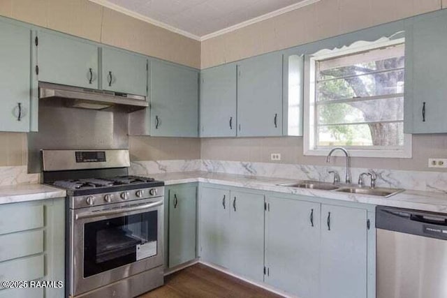 650 Juanita St, Eunice, LA 70535 - kitchen with stainless steel appliances, under cabinet range hood, a sink, ornamental molding, and light countertops