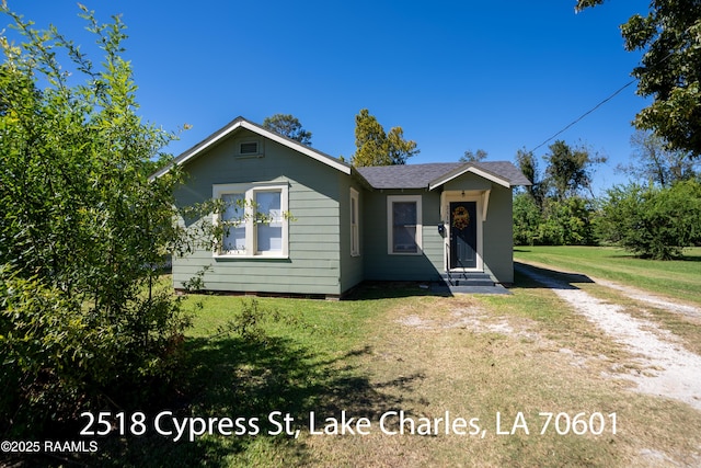702 Sycamore St, Lake Charles, LA 70601 - bungalow-style home featuring a front lawn and entry steps