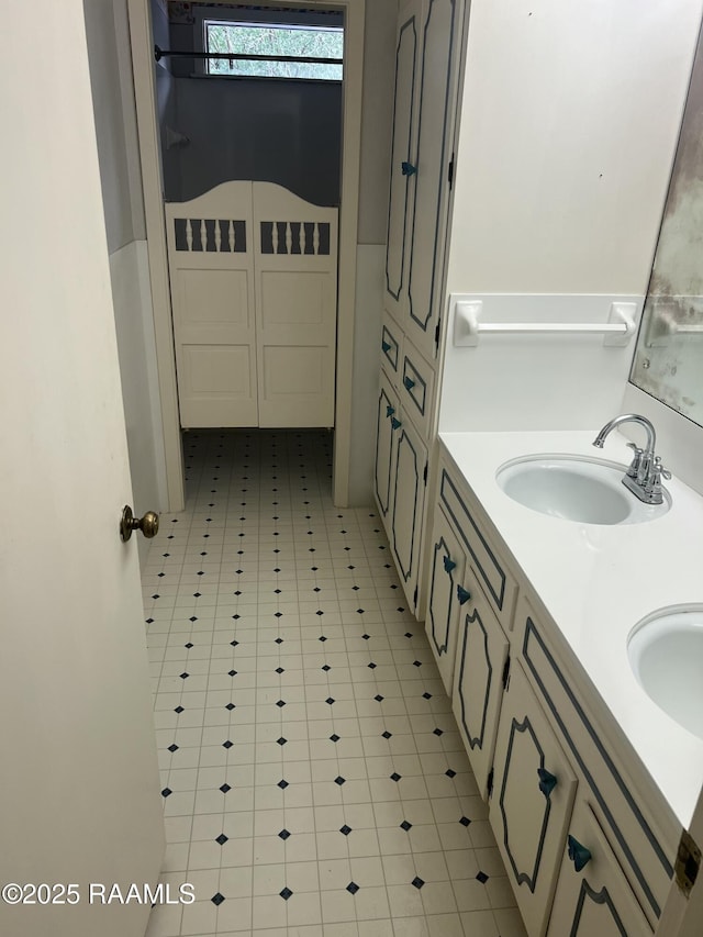 421 Lippi Blvd, Lafayette, LA 70508 - full bath featuring double vanity