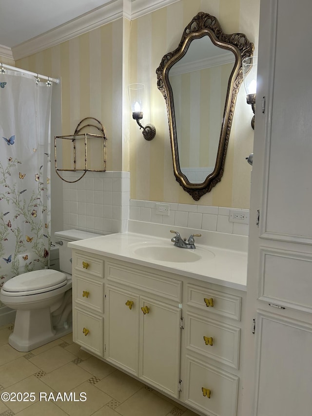 421 Lippi Blvd, Lafayette, LA 70508 - full bath featuring wallpapered walls, ornamental molding, vanity, toilet, and a shower with curtain