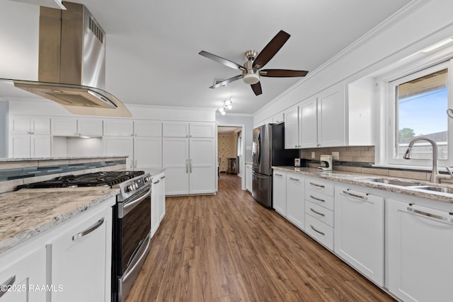 630 W Peach Ave, Eunice, LA 70535 - kitchen featuring appliances with stainless steel finishes, island range hood, a sink, crown molding, and white cabinetry