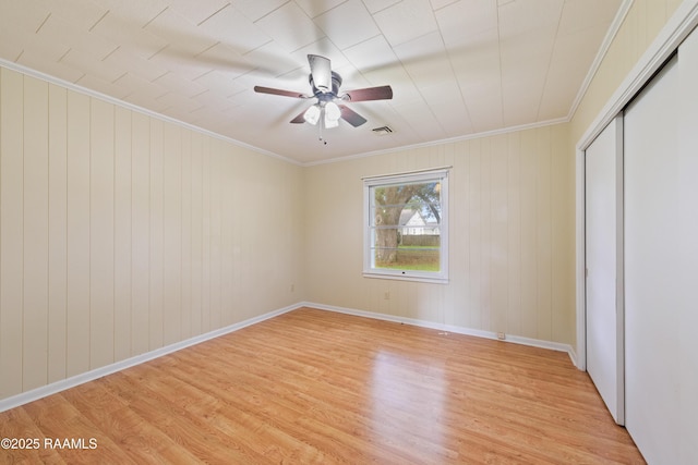 407 N Hebert Ave, Kaplan, LA 70548 - unfurnished bedroom with light wood-style flooring, crown molding, a closet, a ceiling fan, and baseboards
