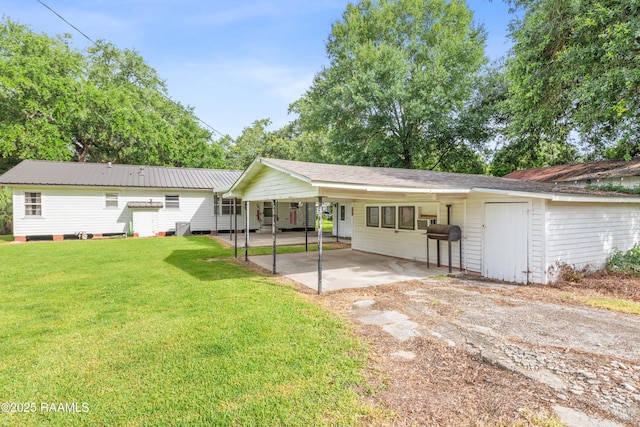 407 N Hebert Ave, Kaplan, LA 70548 - single story home featuring a carport, a front lawn, and driveway