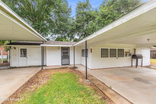 407 N Hebert Ave, Kaplan, LA 70548 - entrance to property featuring an attached carport, cooling unit, and roof with shingles