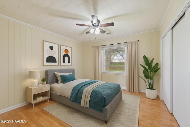 407 N Hebert Ave, Kaplan, LA 70548 - bedroom with light wood-type flooring, ornamental molding, and a ceiling fan