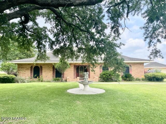 1944 Mills St, Scott, LA 70583 - single story home featuring a front lawn and brick siding