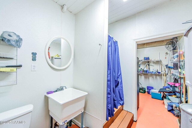178 Flounder Ct, Dulac, LA 70353 - full bathroom featuring toilet, a shower with curtain, and vanity