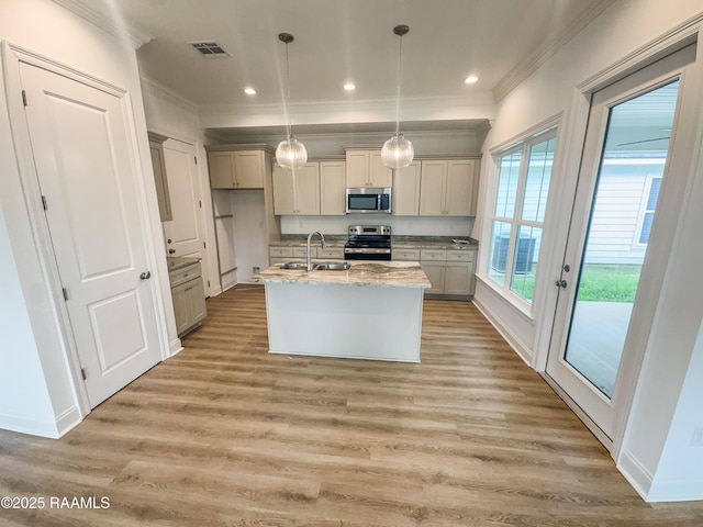 305 Berchman Oaks Dr, Lafayette, LA 70506 - kitchen with stainless steel appliances, crown molding, a sink, a kitchen island with sink, and light wood finished floors