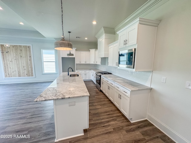 219 Timber Mill St, Lafayette, LA 70508 - kitchen with appliances with stainless steel finishes, a sink, a kitchen island with sink, crown molding, and backsplash