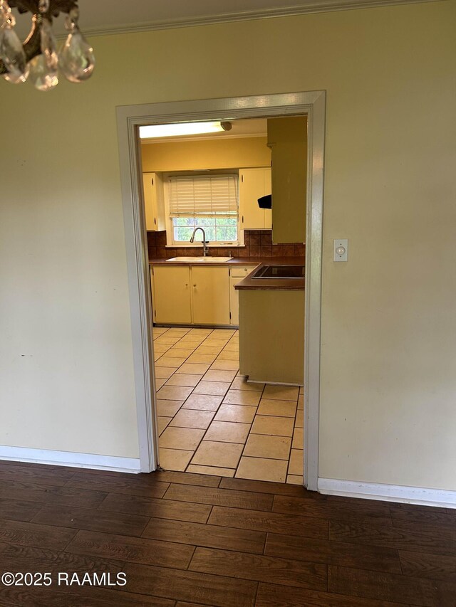 500 Brentwood Blvd, Lafayette, LA 70503 - kitchen with a sink, a chandelier, crown molding, white cabinets, and light wood-type flooring