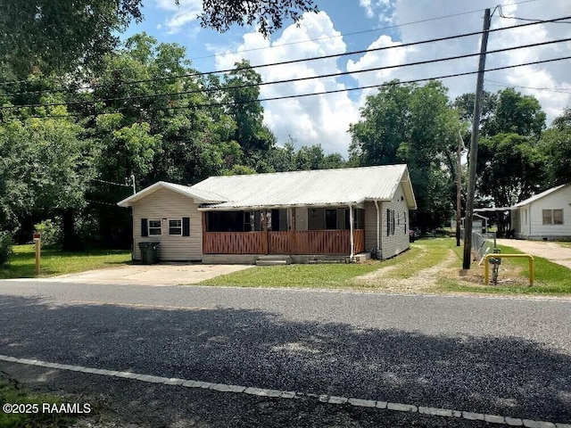 232 Mills St, Scott, LA 70583 - view of front facade featuring a porch and a front yard