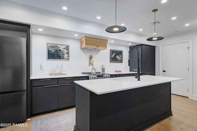 1304 E Bayou Pkwy Unit 8A, Lafayette, LA 70508 - kitchen featuring fridge, stainless steel range oven, light countertops, a center island with sink, and modern cabinets