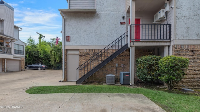 1304 E Bayou Pkwy Unit 8A, Lafayette, LA 70508 - view of side of home featuring stucco siding and driveway