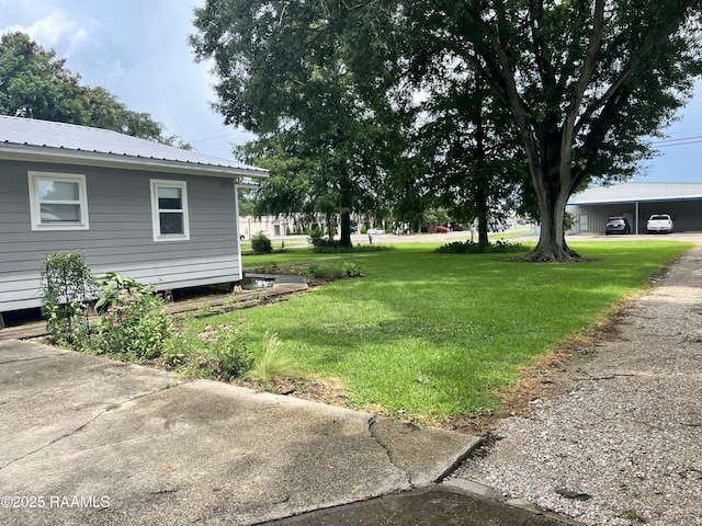 view of green lawn