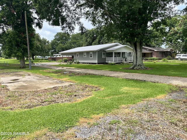 view of front facade featuring a front lawn