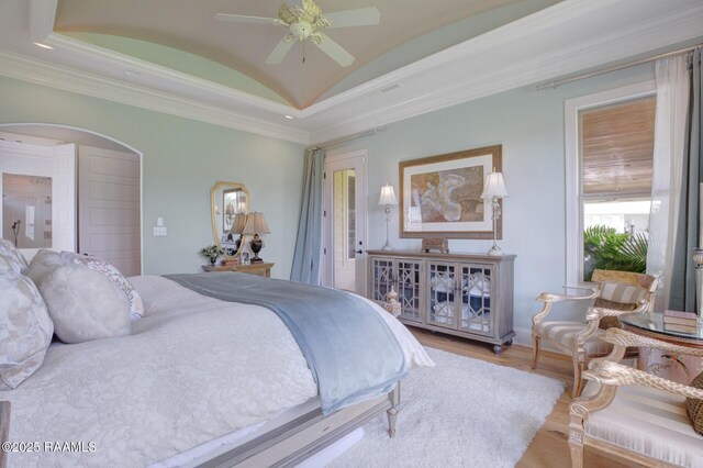121 Snapping Ln, Broussard, LA 70518 - bedroom featuring wood finished floors, arched walkways, crown molding, and a ceiling fan
