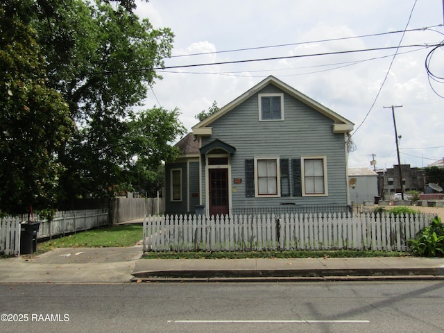 120 W Saint Peter St, New Iberia, LA 70560 - bungalow featuring a fenced front yard
