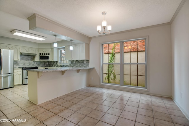 115 Breckenridge Loop, Lafayette, LA 70506 - kitchen featuring stainless steel appliances, a peninsula, backsplash, a breakfast bar area, and ornamental molding