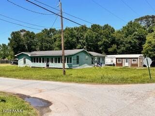 1627 Daniel St, Abbeville, LA 70510 - view of front facade featuring a front lawn and dirt driveway