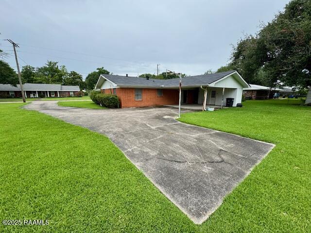 110 W Tampico St, New Iberia, LA 70563 - ranch-style home featuring a front yard and driveway