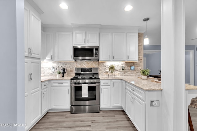 177 Radcliffe Dr, Lafayette, LA 70501 - kitchen featuring stainless steel appliances, light wood-style flooring, white cabinets, crown molding, and recessed lighting