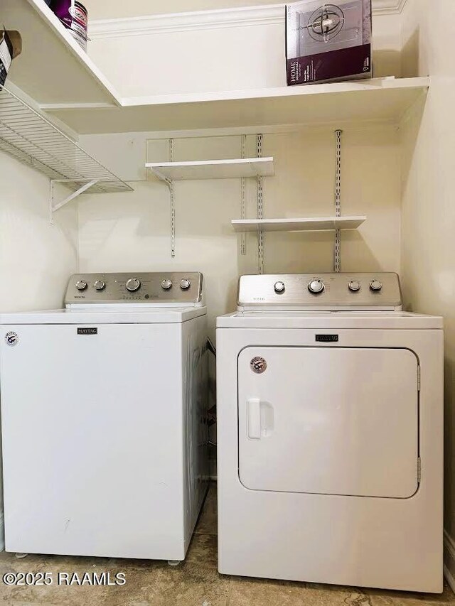 1108 Poydras Pl, Breaux Bridge, LA 70517 - laundry area featuring independent washer and dryer