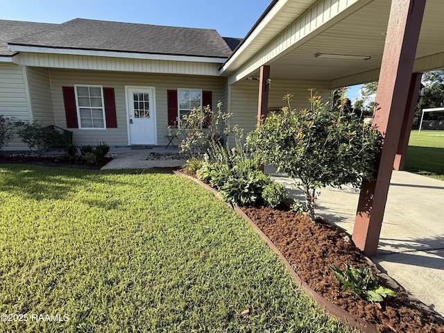 1108 Poydras Pl, Breaux Bridge, LA 70517 - view of front of house featuring a porch, a shingled roof, and a front lawn