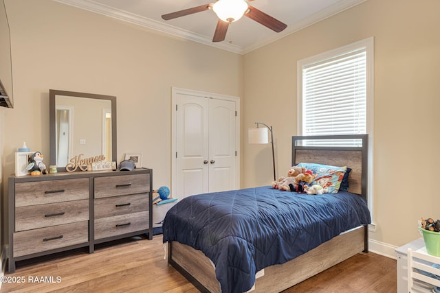 742 Hummingbird Ln, New Iberia, LA 70563 - bedroom featuring ornamental molding, wood finished floors, a closet, and ceiling fan