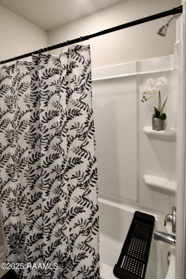 205 Acadian Lake Dr, Duson, LA 70529 - bathroom featuring shower / bathtub combination with curtain
