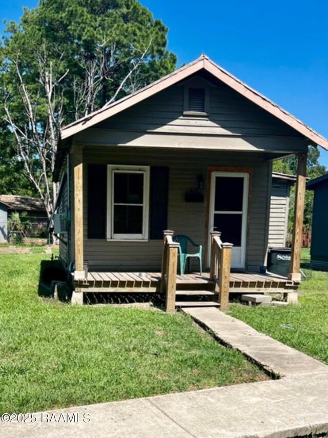 625 Malain St, New Iberia, LA 70560 - view of front of house with covered porch and a front lawn