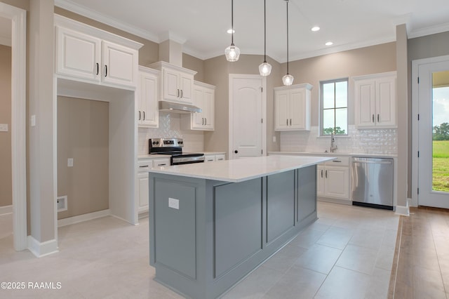 11511 Baker Senior Dr, Abbeville, LA 70510 - kitchen featuring stainless steel appliances, under cabinet range hood, white cabinetry, a kitchen island, and ornamental molding
