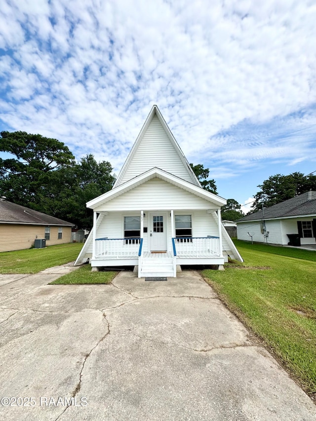 607 Ernest St, New Iberia, LA 70563 - view of front facade with covered porch and a front yard