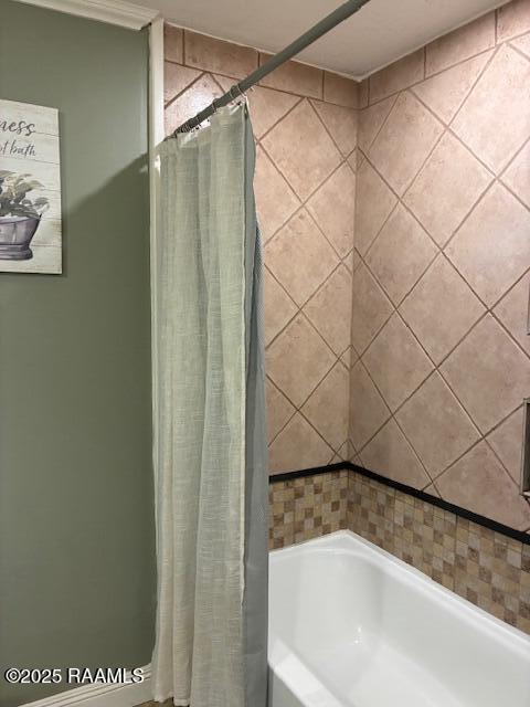105 Sugar Dr, Broussard, LA 70518 - full bath featuring shower / bathtub combination with curtain