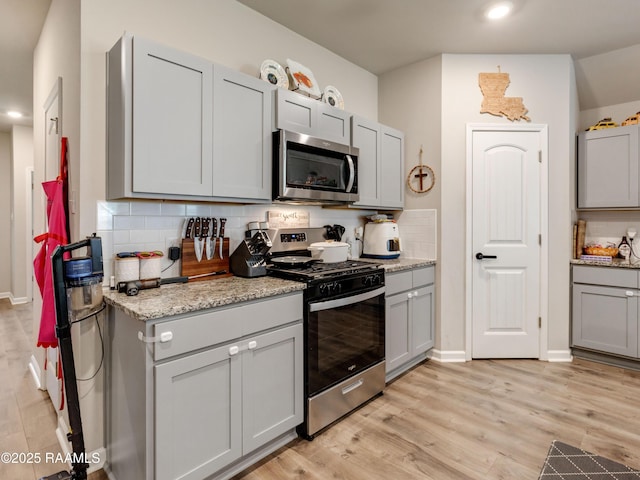 107 Southern Oak Dr, Lafayette, LA 70507 - kitchen featuring appliances with stainless steel finishes, gray cabinetry, tasteful backsplash, light wood finished floors, and recessed lighting