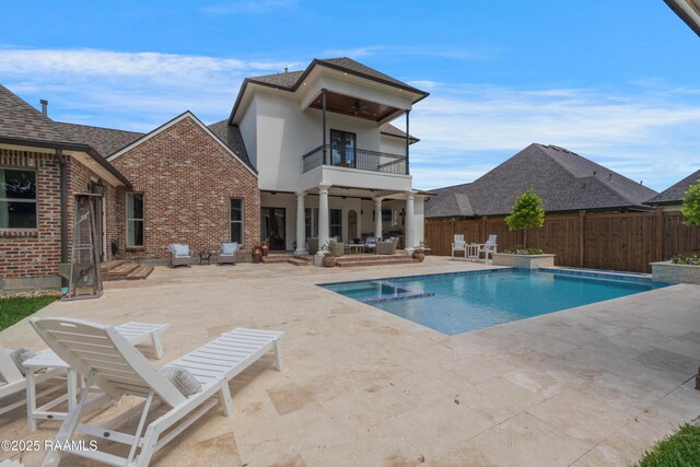 506 Terrell Ct, New Iberia, LA 70563 - view of pool with a patio, a fenced backyard, ceiling fan, a pool with connected hot tub, and outdoor dining area